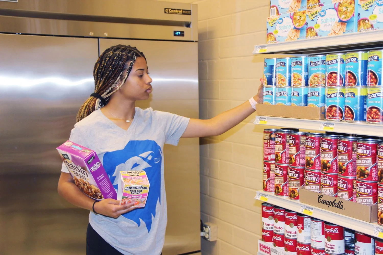 shopping-in-food-pantry