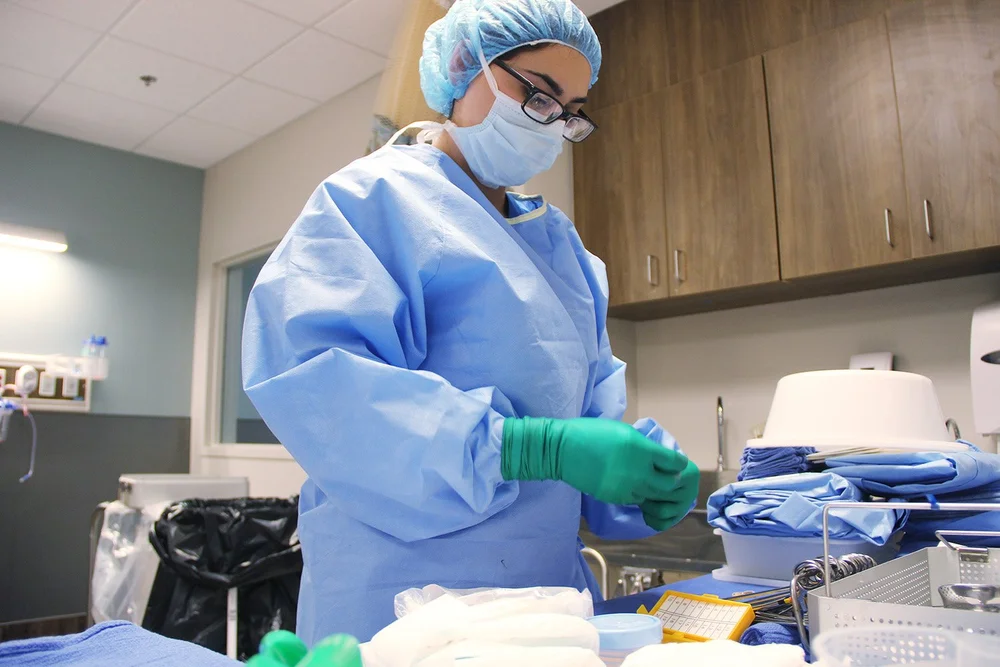 surgical-tech-student-sterilizing-instruments.webp